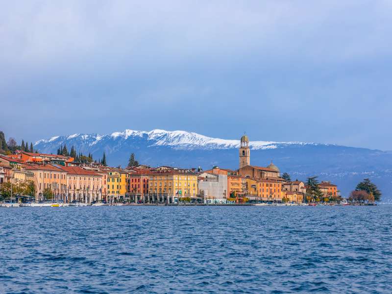 Panoramablick auf Salò mit dem Gardasee im Vordergrund