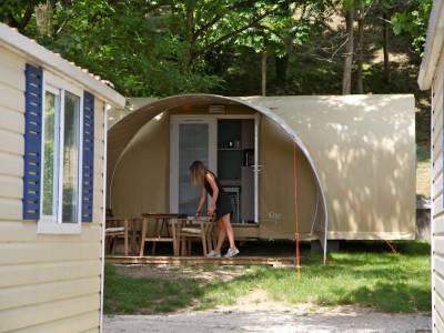 Campingplatz Glamping Gardasee mit Zelt mit Klimaanlage in der Naehe vom See 2