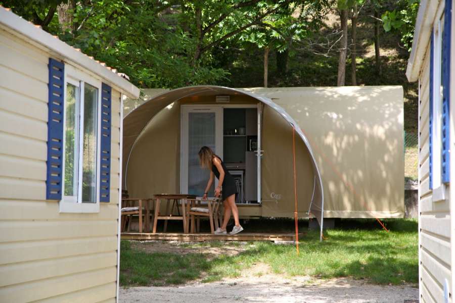 Campingplatz Glamping Gardasee mit Zelt mit Klimaanlage in der Naehe vom See 2