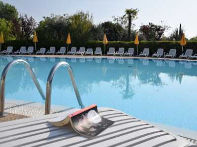 Campingplatz Gardasee mit Schwimmbad ohne Badekappe 2