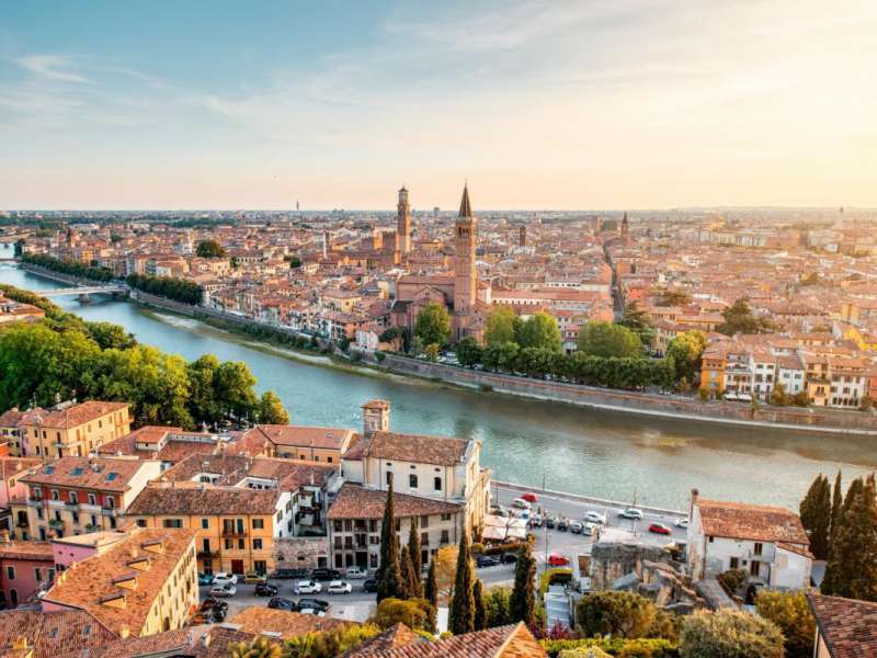 Blick von oben auf die Stadt Verona mit dem Fluss Etsch
