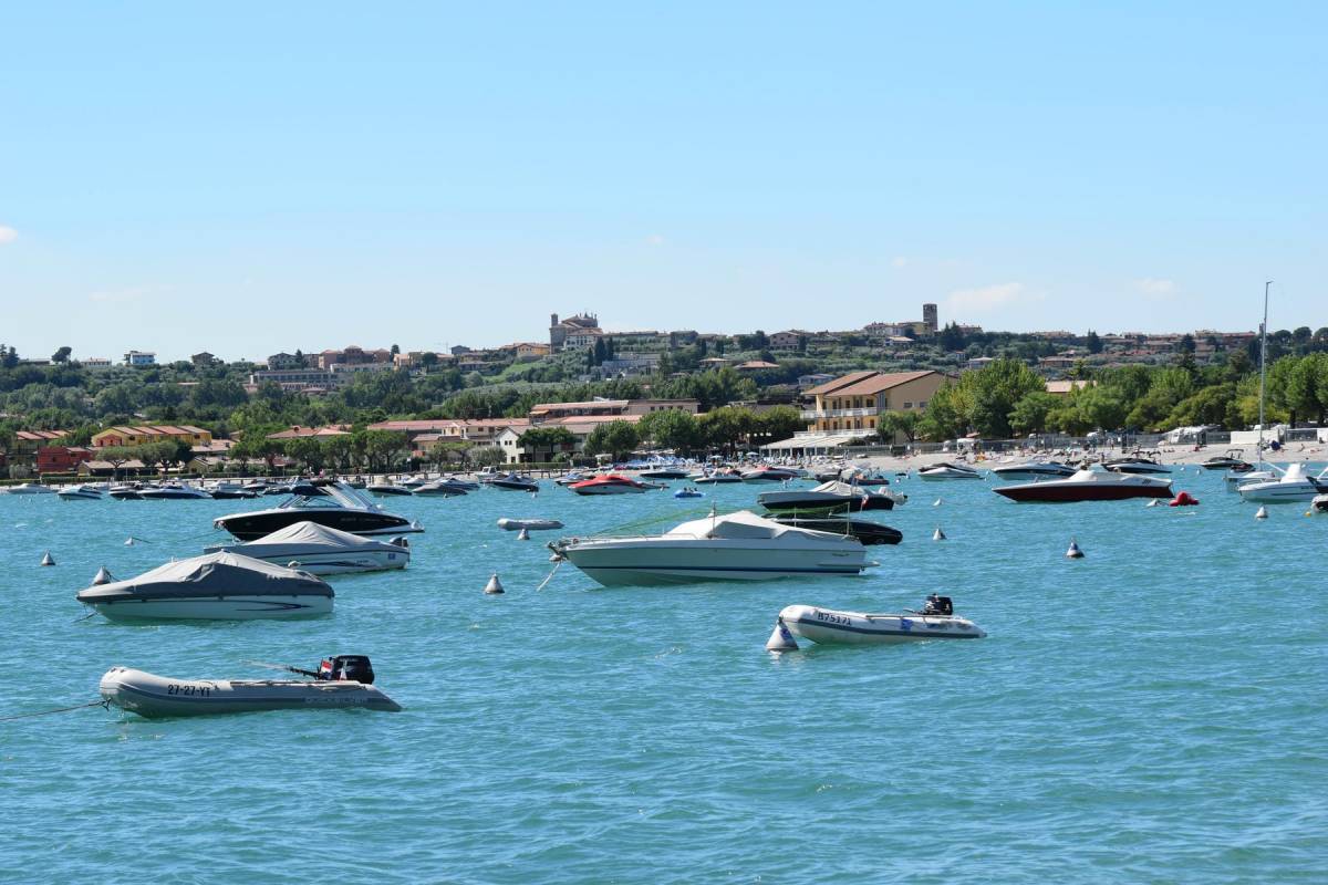 Hafen mit festgemachten Booten am Gardasee