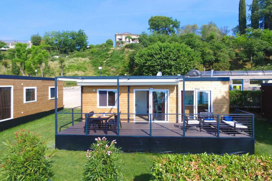 Campingplatz Gardasee mit Mobilheim mit Seeblick und überdachter Terrasse 2