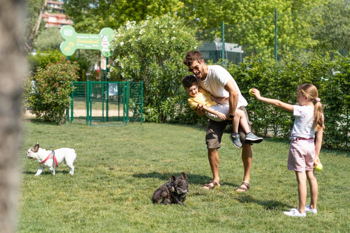 Familie mit Hund im Hundebereich des Camping Village Europa Silvella