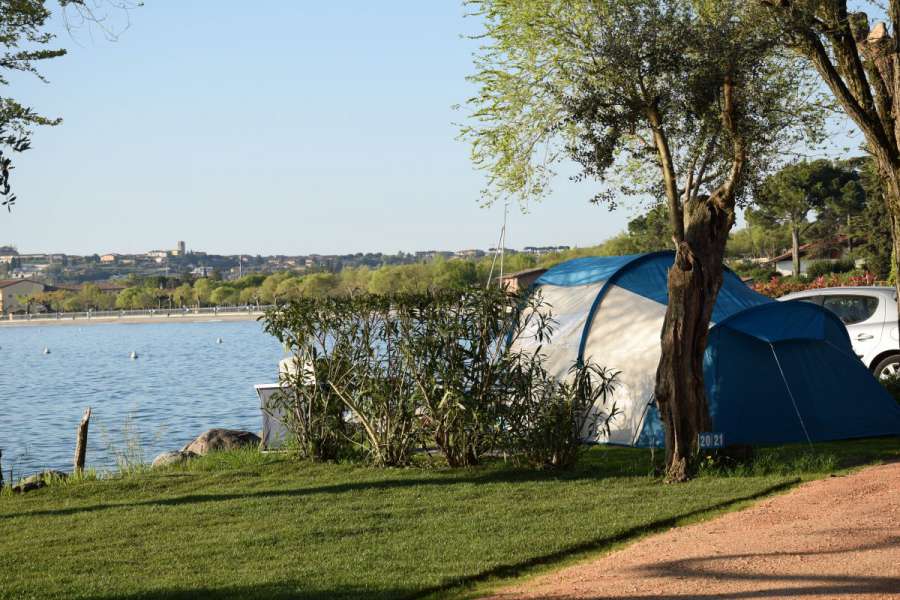 Campingplatz Gardasee mit Stellplätzen direkt am See 2