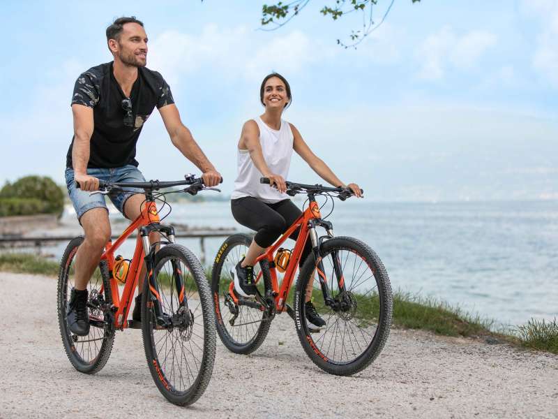 Paar beim Radfahren am Gardasee mit Leihrädern