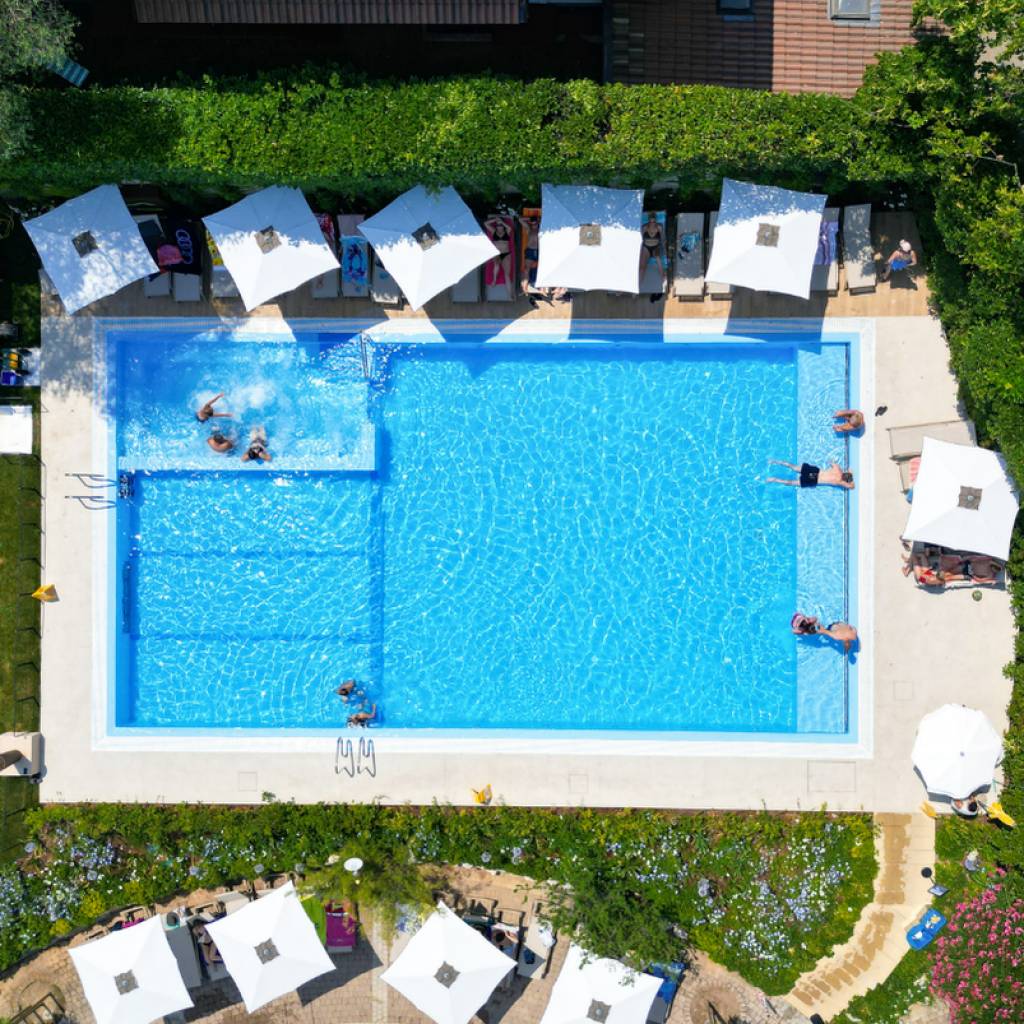 DER NEUE BEHEIZTE POOL IST FERTIG