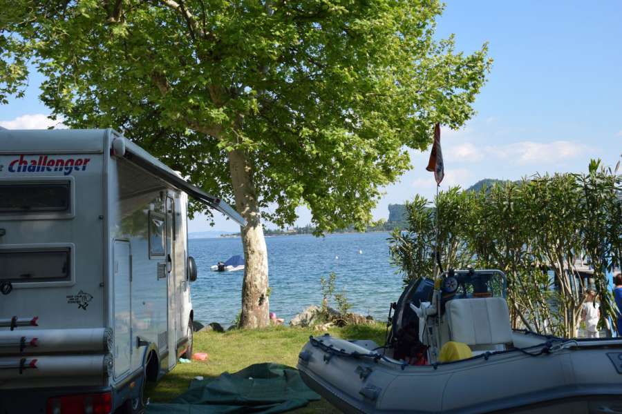 Campingplatz Gardasee mit Stellplätzen direkt am See 3