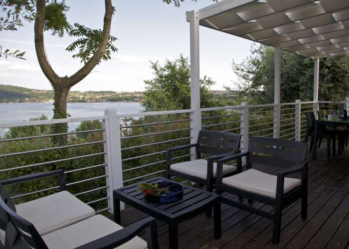 Campingplatz Gardasee mit Mobilheim mit Seeblick und überdachter Terrasse