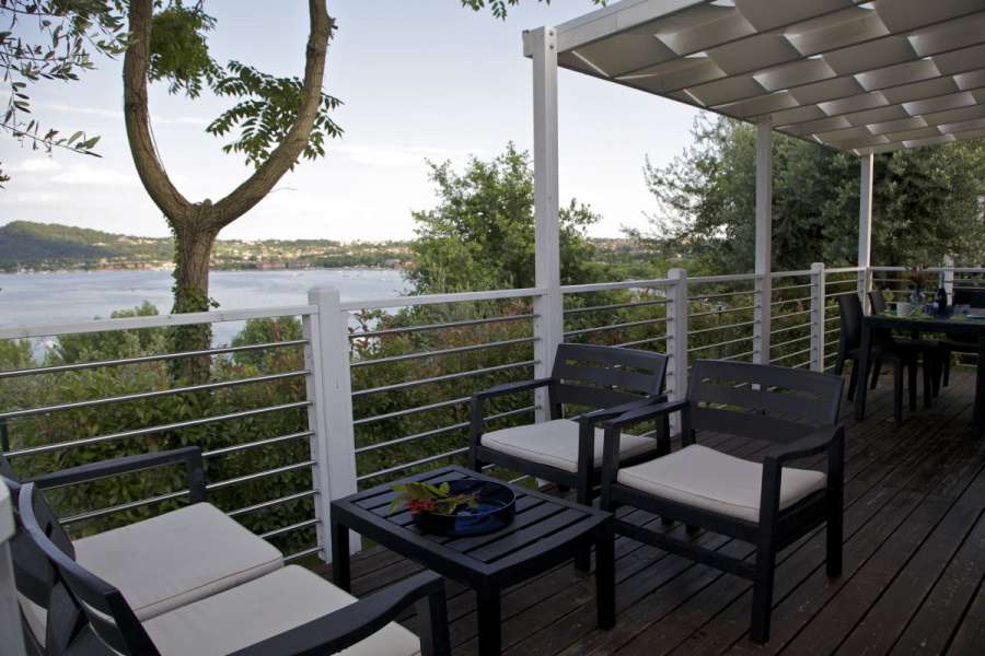 Campingplatz Gardasee mit Mobilheim mit Seeblick und überdachter Terrasse