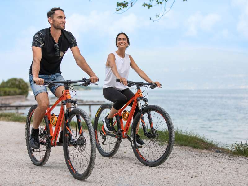 Paar beim Radfahren am Gardasee mit Leihrädern