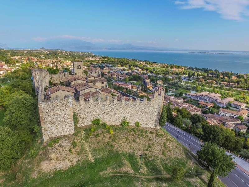 Burg der Valtenesi umgeben von Grün
