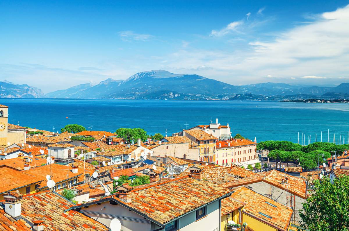 Panoramablick auf Desenzano mit Blick auf den Gardasee