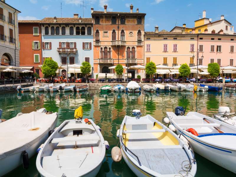Ort Desenzano mit Booten