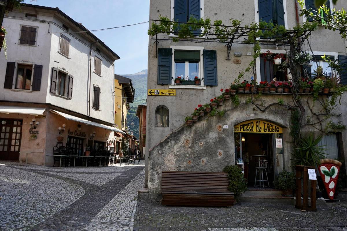 Historisches Zentrum von Malcesine mit einem Schild zum Castello Scaligero