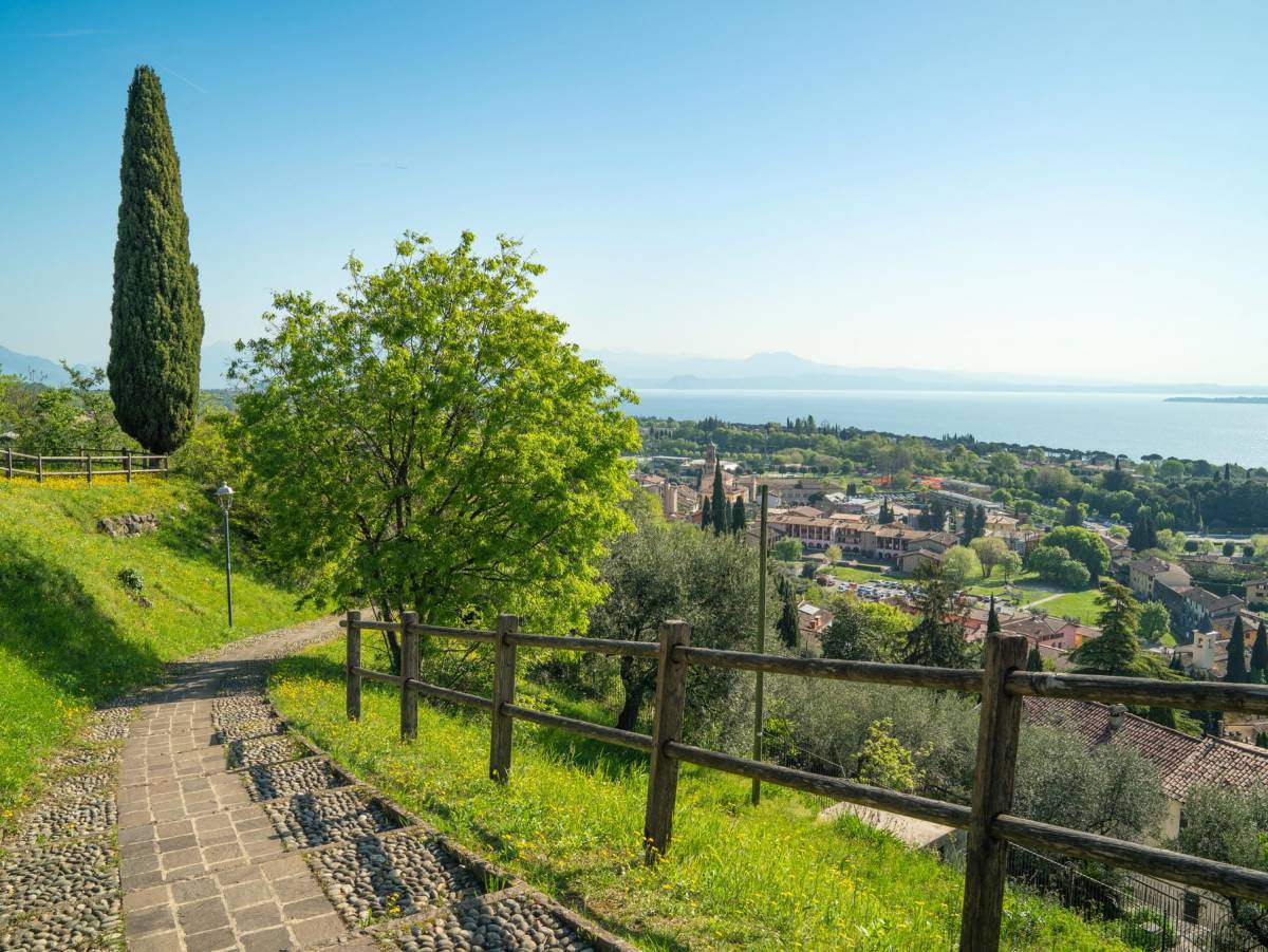 Blick auf Padenghe mit dem Gardasee im Hintergrund