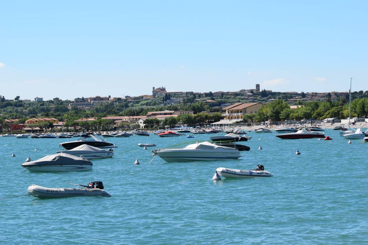 Hafen mit festgemachten Booten am Gardasee