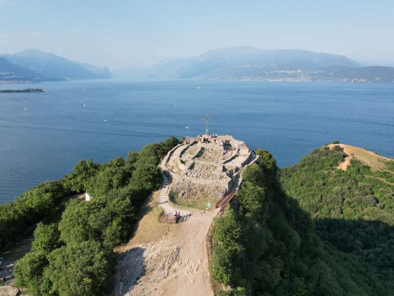 Panoramablick auf die Rocca di Manerba am Gardasee