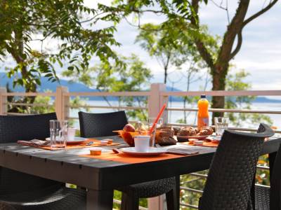 Campingplatz Gardasee mit Mobilheim mit Seeblick und überdachter Terrasse 3