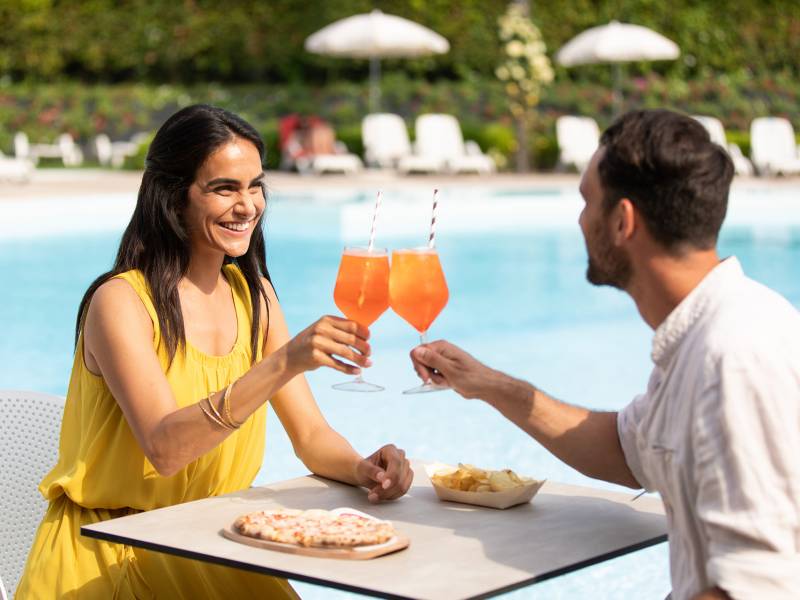 Entspannen und probieren am Pool Pool-Bar