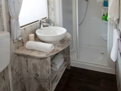 Campingplatz Glamping Gardasee mit Zelt mit Klimaanlage und Privatbad 13