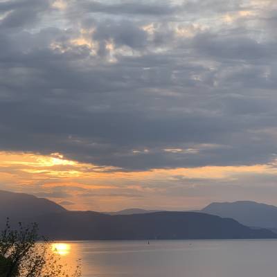 Alba sul lago