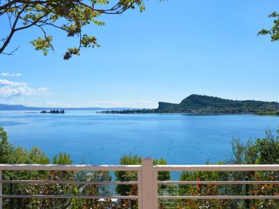 Campingplatz Gardasee mit Mobilheim mit Seeblick und überdachter Terrasse 2