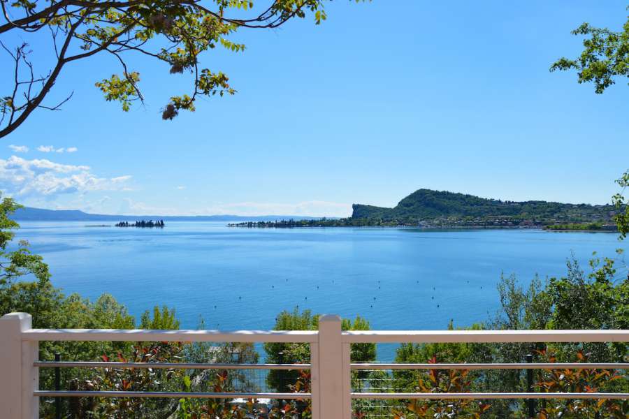 Campingplatz Gardasee mit Mobilheim mit Seeblick und überdachter Terrasse 2
